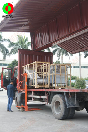 珠三角地區(qū)黃先生購買的洗菜機及相關(guān)輔助設(shè)備現(xiàn)貨裝車