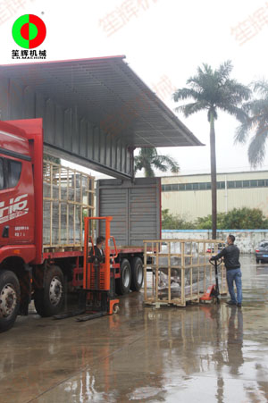 上海客戶四套渦流清洗設(shè)備雨中裝車出貨