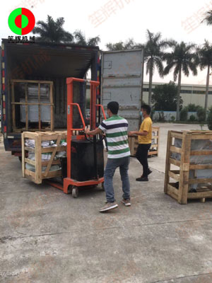 廣西客戶訂購切菜機及洗菜機設(shè)備裝車出貨