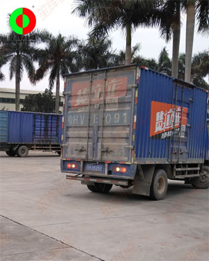 貨物已堆放到停車棚，三臺(tái)貨車扎堆裝車！