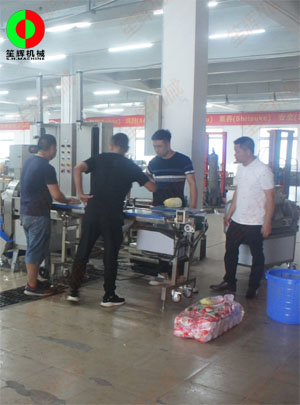 廣西客戶現(xiàn)場(chǎng)測(cè)試日前定購(gòu)的蔬果加工清洗生產(chǎn)線.