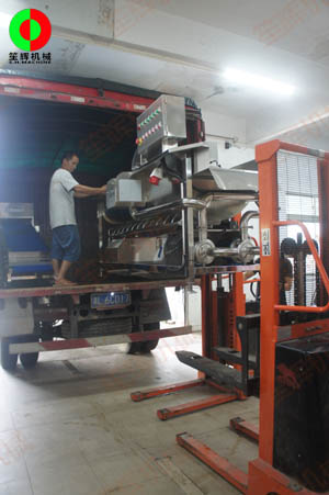 客戶訂購的渦流洗菜機(jī)及提升機(jī)現(xiàn)場測試后隨車出貨!