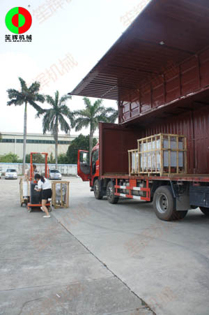 客戶訂購的一批蔬果清洗切割加工機(jī)械裝車出貨！