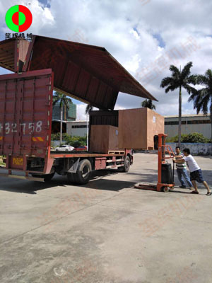 海外客戶訂購的一批蔬果處理加工機(jī)械裝車出貨！