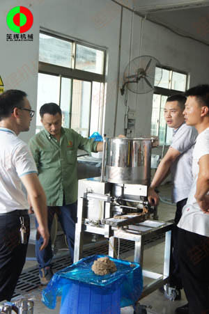 佛山客戶定購的肉餅成型機裝車出貨！