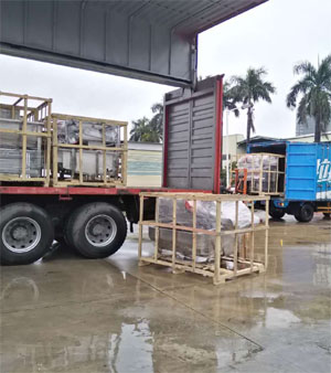 停雨間隙，抓緊時間兩車同時裝車發(fā)貨！