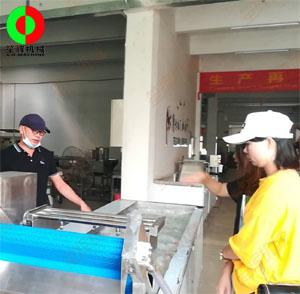 客戶親臨我司考察，測(cè)試蔬果切割清洗等設(shè)備！