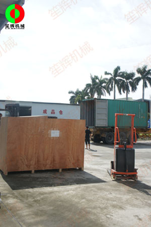 大型洗菜設(shè)備裝柜發(fā)往海外客戶！