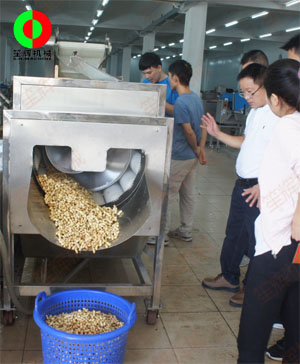客戶到公司現(xiàn)場考察,并測試果蔬清洗機(jī)對(duì)花生的清洗效果！