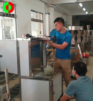 中山市某公司一行人親臨我司考察洽談，測試削皮機等定制食品加工機械！