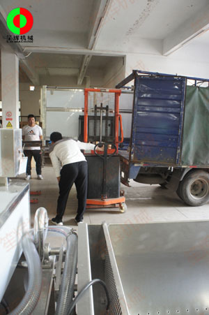 客戶測試蔬果毛刷脫皮機，現(xiàn)貨購買隨車發(fā)貨！