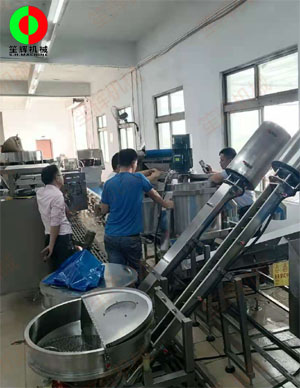 客戶現(xiàn)場測試排骨切丁、清洗、連續(xù)式脫水系統(tǒng)生產(chǎn)線！