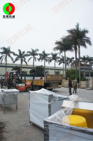 大批洗菜機(jī)、脫水機(jī)蔬果前處理加工設(shè)備等待裝車出貨！