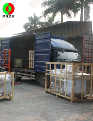 大批多途用自動(dòng)洗菜機(jī)等蔬果加工機(jī)械裝車(chē)出貨！