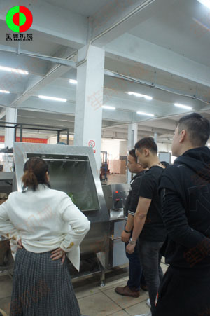 客戶考察我司軟硬件實(shí)力，現(xiàn)場(chǎng)測(cè)試多功能洗菜機(jī)及渦流洗菜機(jī)等設(shè)備！