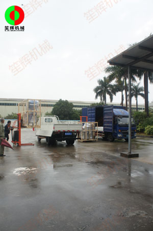 土豆削皮機(jī)等一批蔬果食品加工處理機(jī)械裝車出貨！