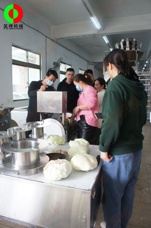 客戶現(xiàn)場(chǎng)了解瓜果分瓣及切割設(shè)備，最后現(xiàn)場(chǎng)簽定合同交付定金！