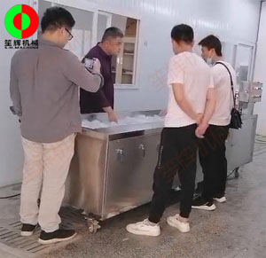 蔬菜清洗設(shè)備送達(dá)客戶現(xiàn)場(chǎng),并考察其后續(xù)改造項(xiàng)目設(shè)備需求！