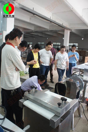 客戶親臨我司測(cè)試木瓜削皮、瓜果切丁及蔬果分瓣等加工處理設(shè)備！