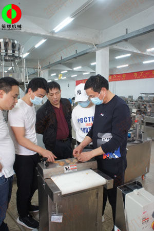 山東客戶一行親臨我司考察，購(gòu)買魷魚(yú)去皮、魷魚(yú)切圈等水產(chǎn)加工設(shè)備！