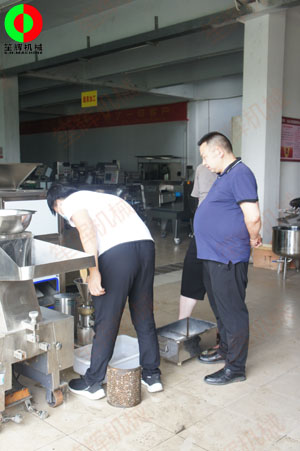 廣西客戶親臨我司考察并測(cè)試磨骨機(jī)等一批水產(chǎn)肉類加工機(jī)械！
