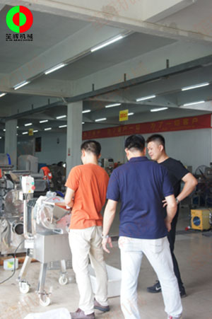 瓜果三維切丁機測試效果滿意，客戶付款購買隨車運走！