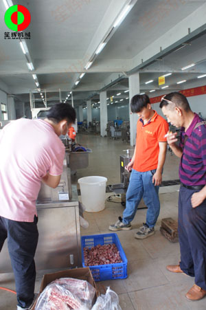 佛山某肉食品加工配送中心客戶一行人親臨我司測試訂購洗排骨機等設(shè)備！