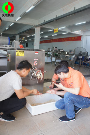 凍肉絞肉機(jī)嘗試處理牛筋，客戶滿意物料加工效果！