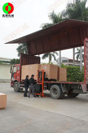 國外客戶訂購的一批毛刷清洗去皮機及瓜果削皮機裝車出貨！