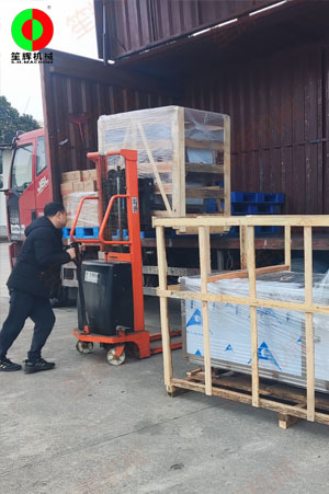 洗菜機和切菜機發(fā)往江西客戶！