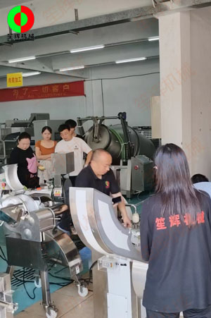 客戶(hù)來(lái)廠(chǎng)驗(yàn)收測(cè)試一批蔬果加工設(shè)備！